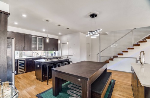Deep Ellum House | Modern 4 Story Townhome -5 minutes walk to Deep Ellum & Fair Park!