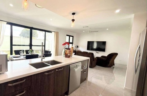 Rochedale House | Modern 4B Townhouse Spacious & Serene in Rochedal