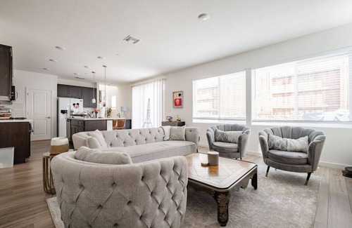 Folsom House | Modern 4BD/3BA Luxury Home