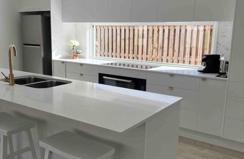 Bundamba House | Modern 4bedroom home charming family friendly Ipswich home