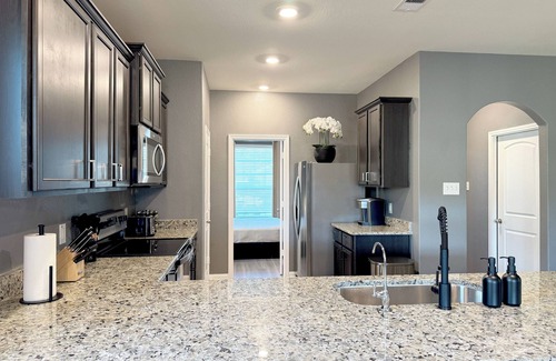Magnolia House | Modern 4br 4 king beds Workspace 75" TV Fire pit Pets OK!