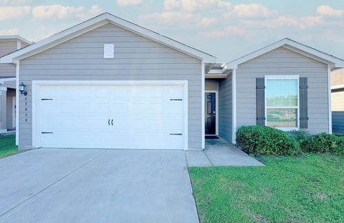 Magnolia House | Modern 4br 4 king beds Workspace 75" TV Fire pit Pets OK!