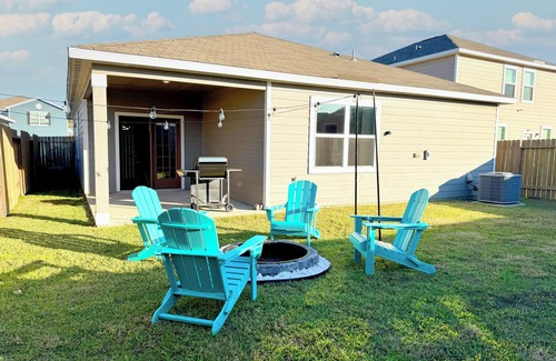 Magnolia House | Modern 4br 4 king beds Workspace 75" TV Fire pit Pets OK!