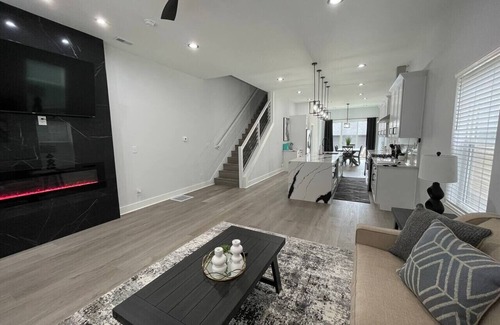 Fall Creek Place House | Modern 4BR/5BA Downtown Indpls