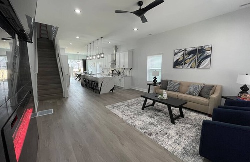 Fall Creek Place House | Modern 4BR/5BA Downtown Indpls
