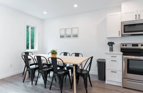 Barrie Apartment | Modern 4BR Coach House | Near Beach & Downtown