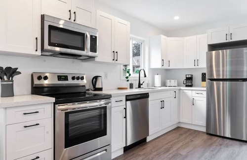 Barrie Apartment | Modern 4BR Coach House | Near Beach & Downtown