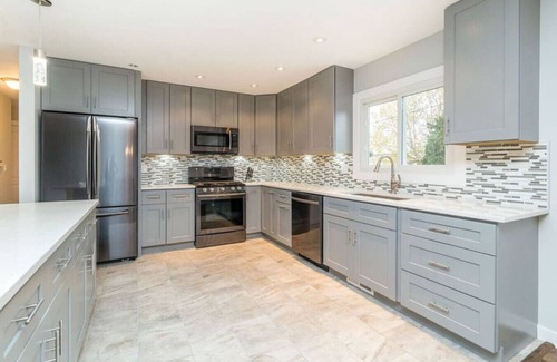 Bensenville House | Modern 4BR Getaway -Private Yard -Bensenville