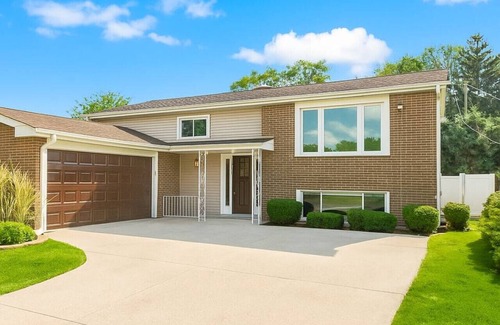 Bensenville House | Modern 4BR Getaway -Private Yard -Bensenville