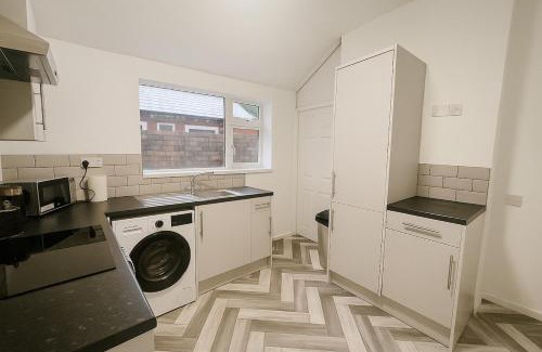 Cradley Apartment | Modern 4BR Home in Dudley