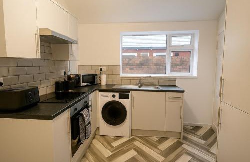 Cradley Apartment | Modern 4BR Home in Dudley