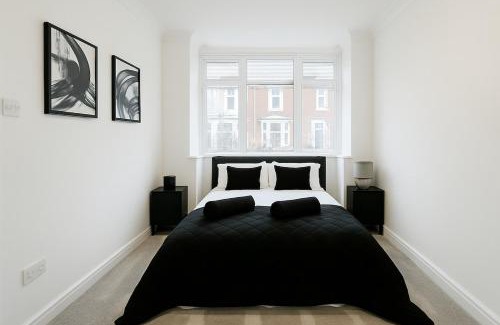 Cradley Apartment | Modern 4BR Home in Dudley