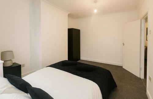 Cradley Apartment | Modern 4BR Home in Dudley