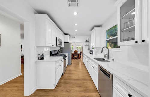 Winnetka House | Modern 4BR in Prime Location w/Game Room & BBQ
