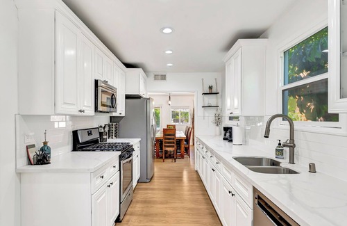 Winnetka House | Modern 4BR in Prime Location w/Game Room & BBQ