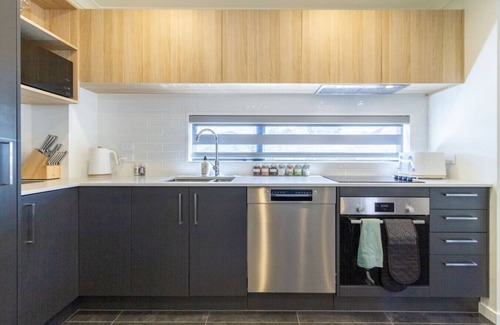 Riccarton House | Modern 4BR in Riccarton Walk to Mall and Park