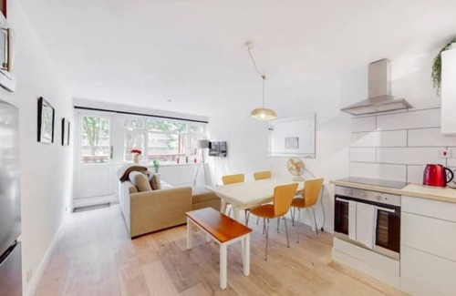 Islington Apartment | Modern 4BR Kings Cross | Patio + Balcony