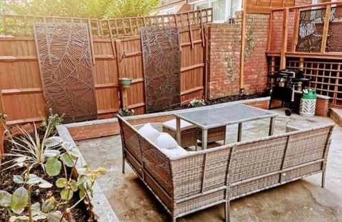 Islington Apartment | Modern 4BR Kings Cross | Patio + Balcony