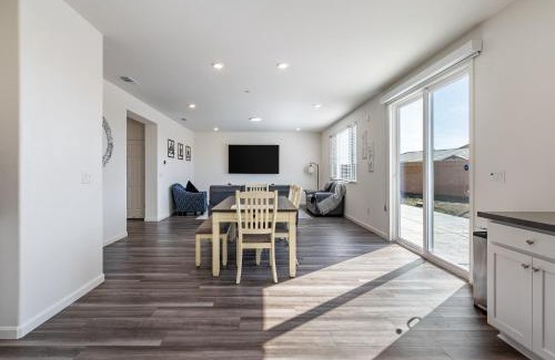 Stockton Apartment | Modern 4BR Retreat, Big TVs & BBQ, Near i99
