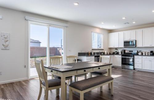 Stockton Apartment | Modern 4BR Retreat, Big TVs & BBQ, Near i99