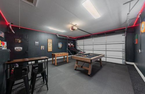 Irving House | Modern 4BR Retreat, Hot Tub, Game Room near DFW