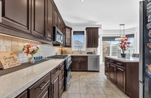 Durham Region House | Modern 4BR Retreat w/Hot Tub & Style | Central Oshawa Getaway