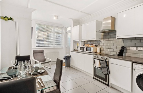 Luton House | Modern 4BR Victorian Home near Luton Airport