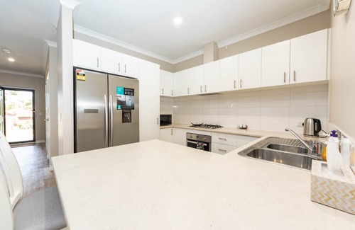 Cloverdale House | Modern 4X2 Perth house near Stadium/Casino/Airport