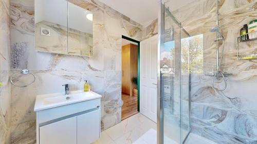 Tokyngton Apartment | Modern 5 Bed Home by Wembley Stadium Sleeps 11 and Free Parking