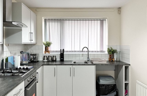 Belle Vue House | Modern 5-Bed Home near City Centre