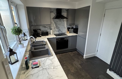 Shrewsbury House | Modern 5 Bed Home Near Royal Shrewsbury Hospital