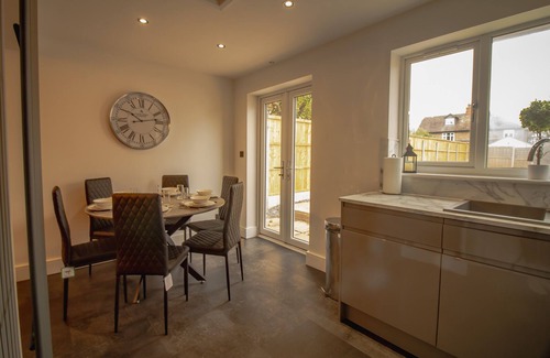 Shrewsbury House | Modern 5 Bed Home Near Royal Shrewsbury Hospital