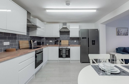 Bedford House | Modern 5 Bed House Perfect For Contractors