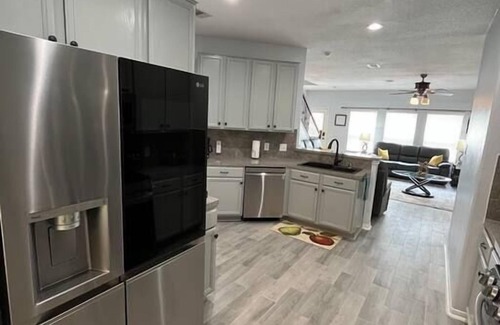 Spring House | Modern 5 Bedroom, 3 Full bathroom, + PlayStation.