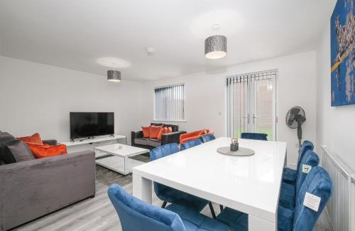 Aylesbury House | Modern 5 Bedroom 3 Bathroom Serviced House Aylesbury with parking By 360Stays