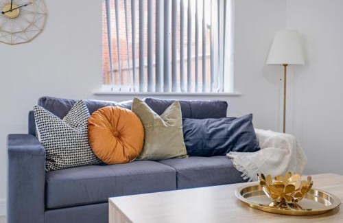Aylesbury House | Modern 5 Bedroom 3 Bathroom Serviced House Aylesbury with Parking By 360Stays