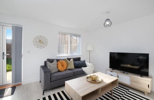 Aylesbury House | Modern 5 Bedroom 3 Bathroom Serviced House Aylesbury with Parking By 360Stays
