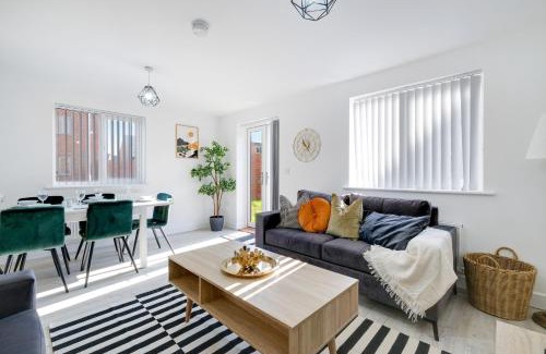 Aylesbury House | Modern 5 Bedroom 3 Bathroom Serviced House Aylesbury with Parking By 360Stays