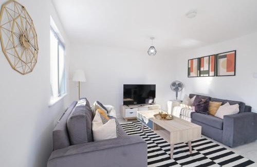 Aylesbury House | Modern 5 Bedroom 3 Bathroom Serviced House Aylesbury with Parking By 360Stays