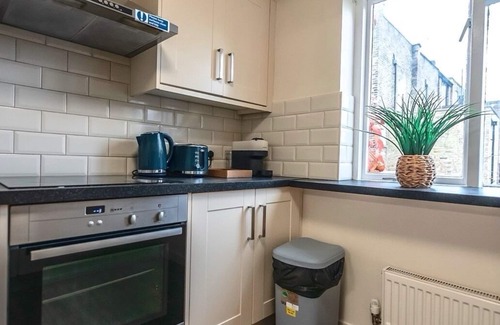 Cantelowes Apartment | Modern 5-Bedroom Apartment in Prime Location