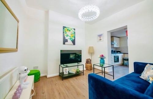 Cantelowes Apartment | Modern 5-Bedroom Apartment in Prime Location