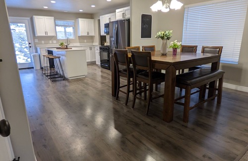 Santaquin House | Modern 5 bedroom Home Near Payson Temple, Young Living, and the Red Barn