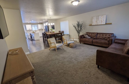 Santaquin House | Modern 5 bedroom Home Near Payson Temple, Young Living, and the Red Barn