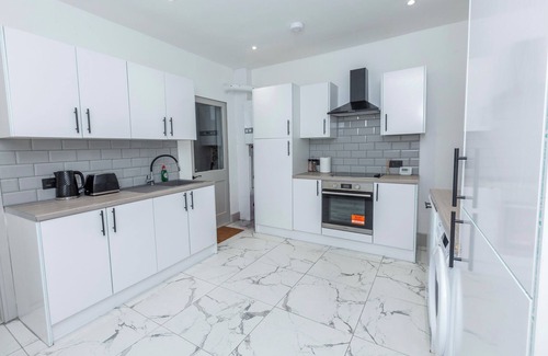 Gillingham House | Modern 5-bedroom House-Medway- Free Parking- Sleeps 10