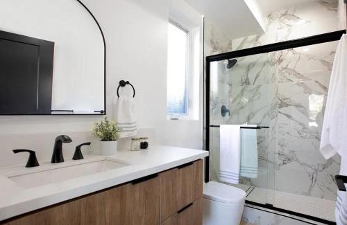 Los Angeles Apartment | Modern 5-bedroom House FREE parking