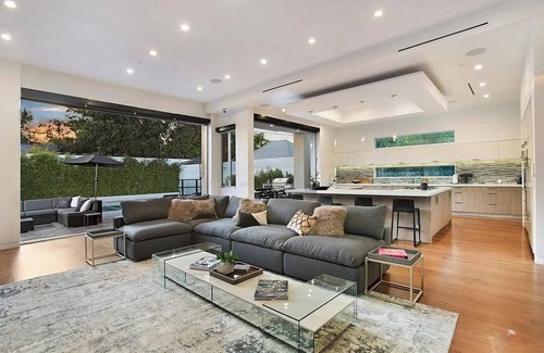 Fairfax District House | Modern 5-bedroom Retreat in West Hollywood