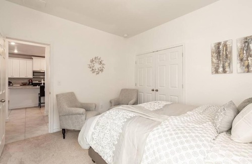 Manor House | Modern 5 Bedroom with access to community pool