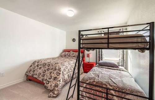 Manor House | Modern 5 Bedroom with access to community pool
