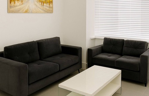 Leavesden House | Modern 5 BR Gem|Harry Potter - 2mins| Near London