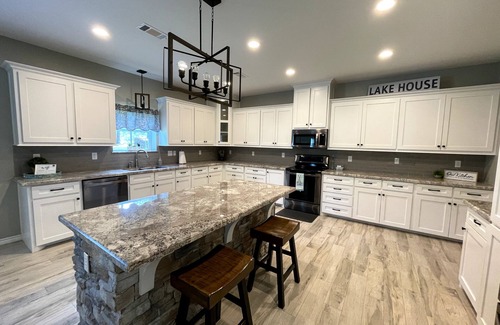 Zavalla House | Modern 5-BR Lake Getaway w/Covered Boat Parking